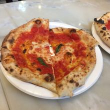 350円のピザを2枚は一人では多すぎます。