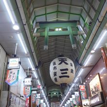 天上から吊下げられた大きな天三の提灯