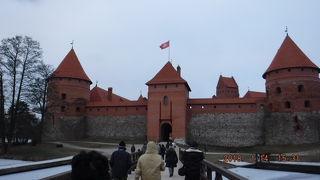氷の湖の中に建つ真っ赤なお城