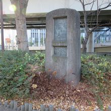 碑全景 (左手の欄干が神田橋)