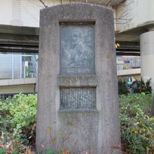 正面 (右手奥が喫煙所)