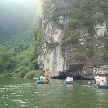こんな凄い場所をのんびりと小船ゆらり、、、