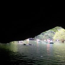 船でそのまま入っていく洞窟の内部からの写真