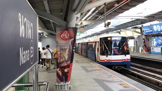 nana駅近辺は繁華街。