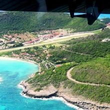 上空から見ると、滑走路の先は海
