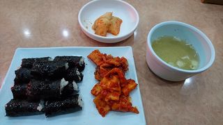 甘辛いキムチとキンパッが絶品