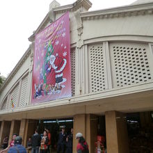 市場の入口です。