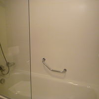 バスタブ有り、熱い湯も出る。