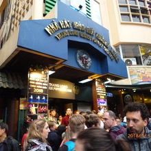 入場者であふれる入口付近。チケットは予約でお早めに！