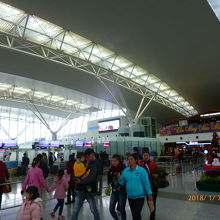 活気のある空港内。