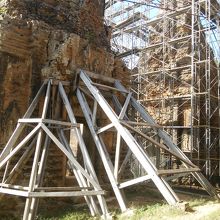 工事中で足場に覆われていました