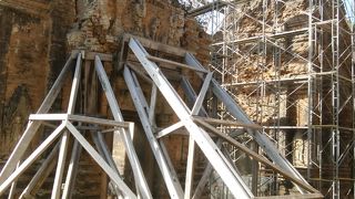 ロリュオス遺跡の一つですが修復工事中