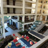 ホテルの内部は吹き抜けになっていて、とても開放感がある