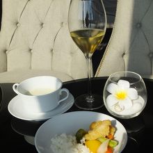 コーラルエグゼクティブラウンジ⑤　白ワインが美味しくお代わり