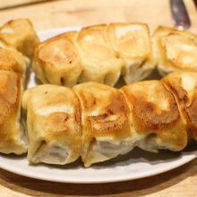 焼き餃子は１０個。食欲をそそるキレイなきつね色♡