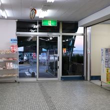 右側が売店、突当りは港