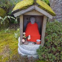 庭にてお地蔵さんが迎え入れてくれます