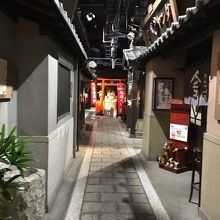 奥に神社