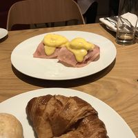 朝食をフルブレックファストにした時のエッグベネディクト