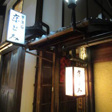 夜の店の入口は狭い