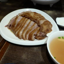 鹵水鵝片（ガチョウの煮込み）と鹵豬頸肉（豚の首肉煮込み）のセ