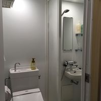 個室にはトイレとシャワー完備です。
