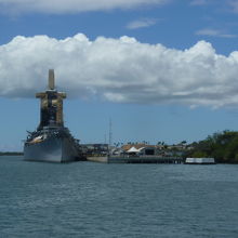真珠湾に浮かぶ戦艦ミズーリ