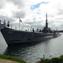 湾内に係船されているＵＳＳボーフイン潜水艦