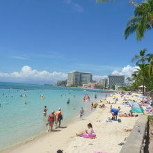波も静かで安心して海水浴ができる