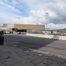 SMN駅の望遠と目の前の通り