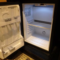冷蔵庫は空っぽです。湯沸かしポット有。