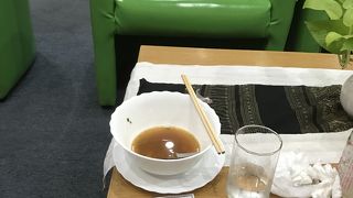 小さなラウンジ有