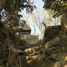 弘法大師の石像もあります