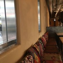 窓越しに総武線のホームが見えます