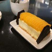 カフェにてマンゴーチーズケーキ