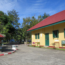 敷地に入って左へ進み…