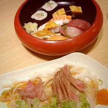 お寿司とサラダ