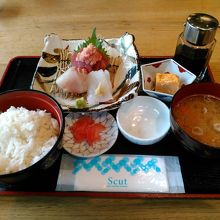 刺身定食(三海)1000円です。