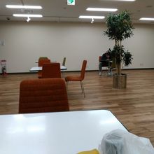 待合室の一部。テナントの抜けた所？