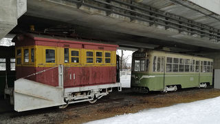 2020年春まで長期休館中でもフェンスの外から市電の保存車両は見えます