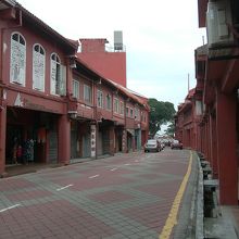 赤い建物が両サイドにある雰囲気の良い途中の道