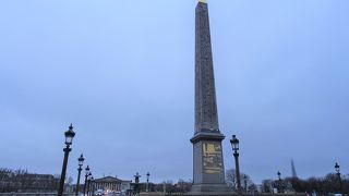 シャンゼリゼ通りの先に凱旋門が見える