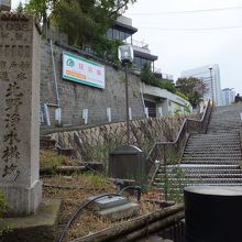 階段の登り口に