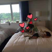 ベッドで遊ぶ子供達