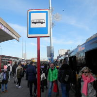 空港行きのバス停は駅の反対側の通にあります。
