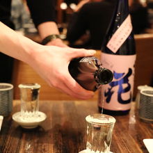 お酒はテーブルでついでくれます