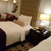 落ち着いた内装。天井が高いです。