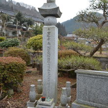 家の前に建つ顕彰碑