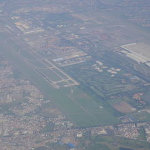 円形の国際線と直線状の国内線ターミナルが見えます