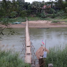 手前の国旗の小屋が料金徴収所